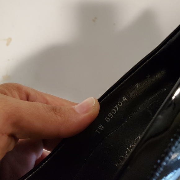 Stuart Weitzman - Picture 4 of 7